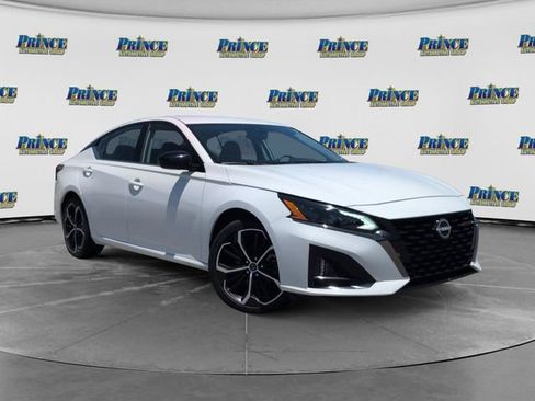 Used 2025 Nissan Altima 2.5 SR FWD image 3