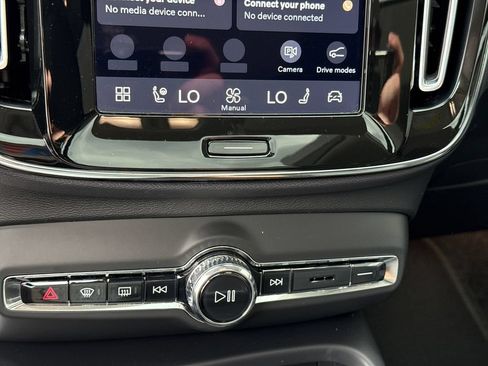 Certified 2026 Volvo XC40 B5 Plus AWD/4WD image 17