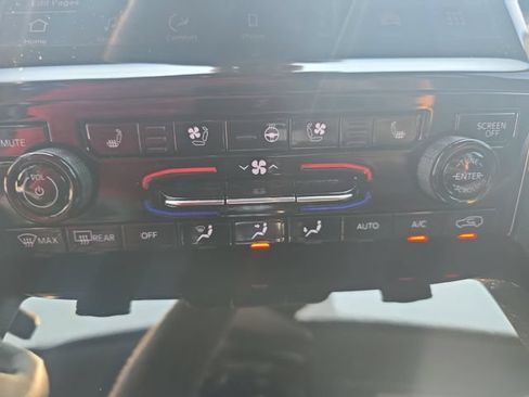 Used 2023 Jeep Grand Cherokee Overland RWD image 26