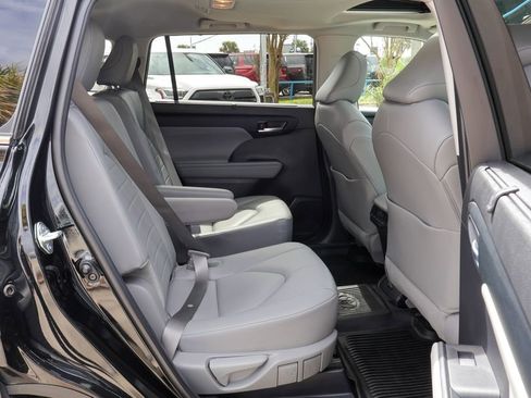 Used 2024 Toyota Highlander XLE image 10