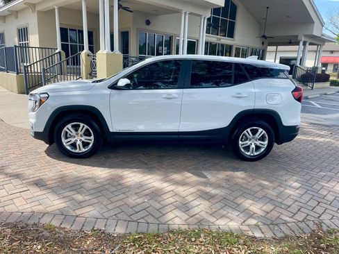 Used 2024 GMC Terrain SLE FWD image 2