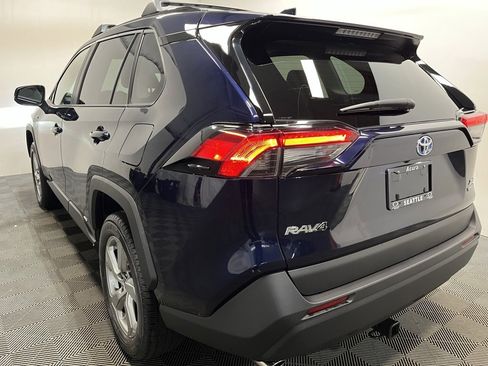 Used 2021 Toyota RAV4 XLE Premium image 22
