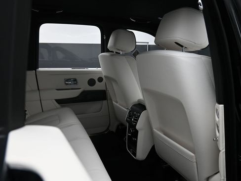 Used 2022 Rolls-Royce Cullinan image 31