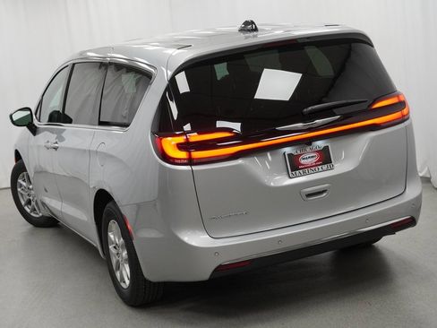 New 2026 Chrysler Pacifica Select image 11