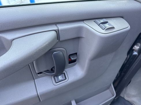 Used 2003 GMC Savana 1500 Passenger w/ Sle Preferred Equipment Group image 13
