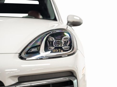 Used 2023 Porsche Cayenne Platinum Edition image 9