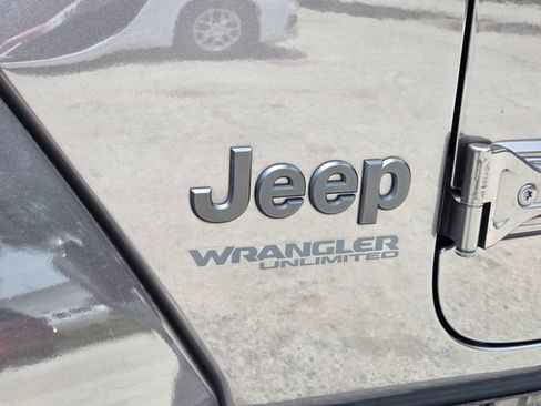 Used 2019 Jeep Wrangler Unlimited Sahara AWD/4WD image 11