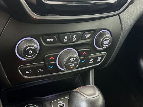 Used 2019 Jeep Cherokee Limited AWD/4WD image 22