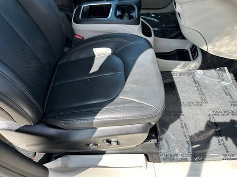 Used 2020 Chrysler Pacifica Touring-L Plus FWD image 15