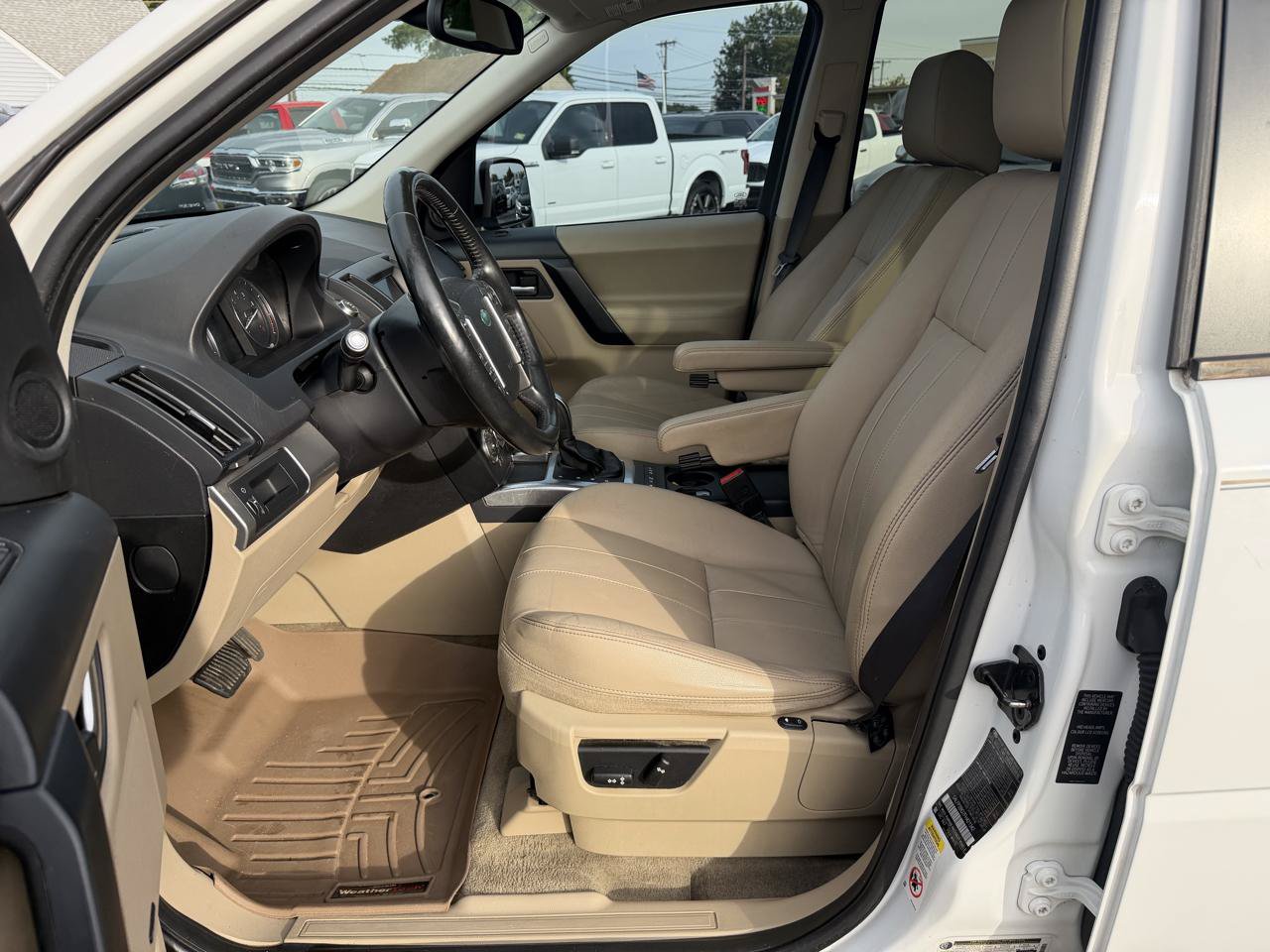 Used 2015 Land Rover LR2 AWD/4WD image 14