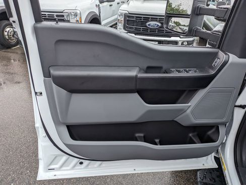 New 2025 Ford F550 4x4 Crew Cab image 15