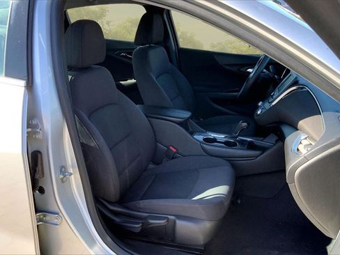 Used 2017 Chevrolet Malibu LT image 28