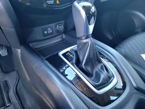 Used 2020 Nissan Rogue SV FWD image 18