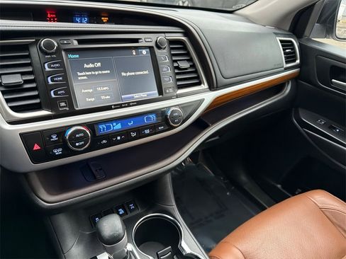 Used 2018 Toyota Highlander Limited image 27
