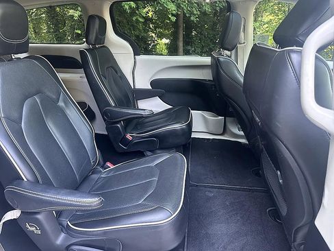 Used 2023 Chrysler Pacifica Limited FWD image 22