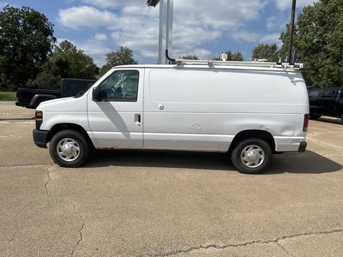 Used 2010 Ford E-250 and Econoline 250 image 2