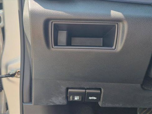 Used 2025 Nissan Versa SV FWD image 18