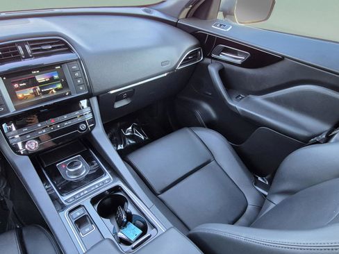 Used 2018 Jaguar F-PACE Premium image 14