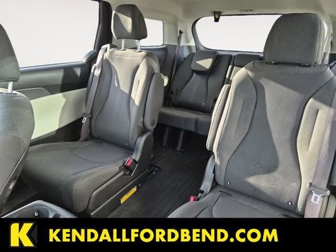 Used 2022 Kia Carnival LX FWD image 13