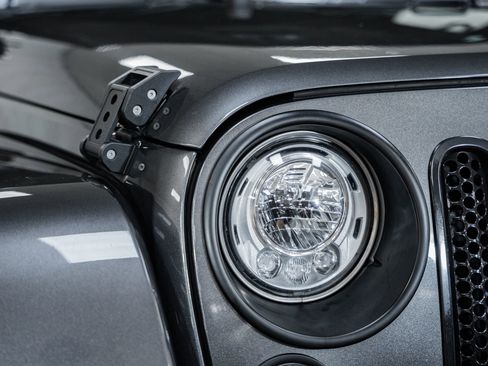 Used 2018 Jeep Wrangler Unlimited Sahara w/ Connectivity Group image 11