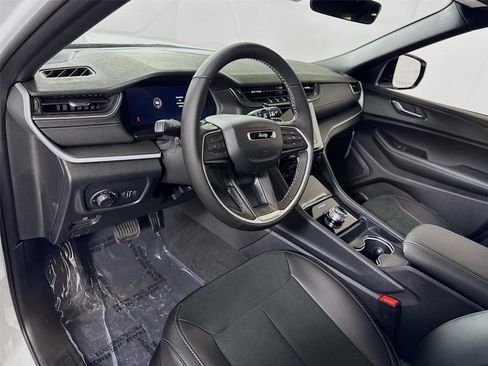 New 2025 Jeep Grand Cherokee L Altitude image 4