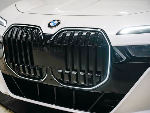 Used 2024 BMW 740i w/ Premium Package 2 RWD image 8