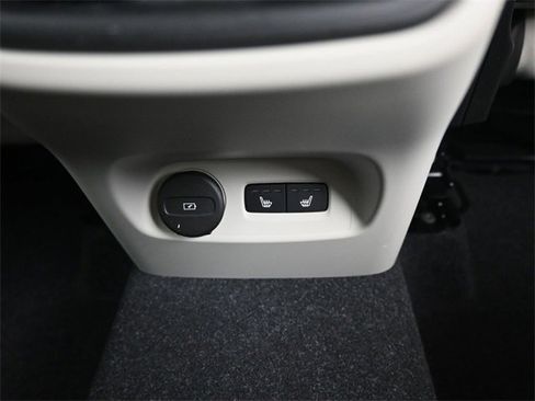 Used 2024 Volvo XC40 B5 Plus w/ Protection Package Premier image 33