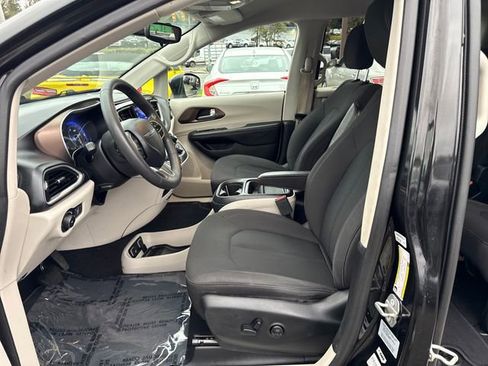 Used 2017 Chrysler Pacifica Touring Plus w/ Tire & Wheel Group image 16