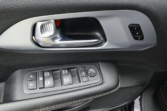Used 2026 Chrysler Pacifica Limited FWD image 13