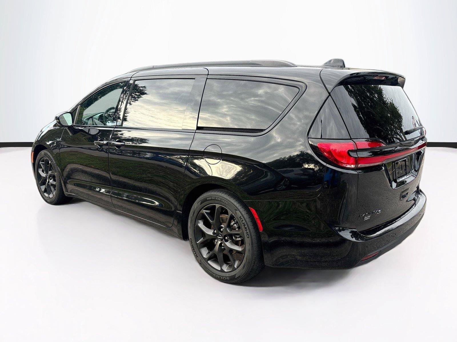 Used 2025 Chrysler Pacifica Limited FWD image 5