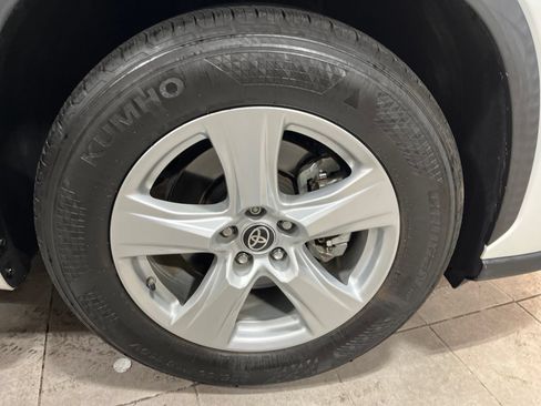 Used 2022 Toyota Highlander L FWD image 10