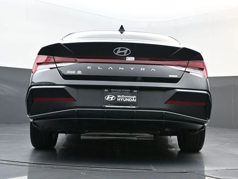 Certified 2025 Hyundai Elantra Limited image 18