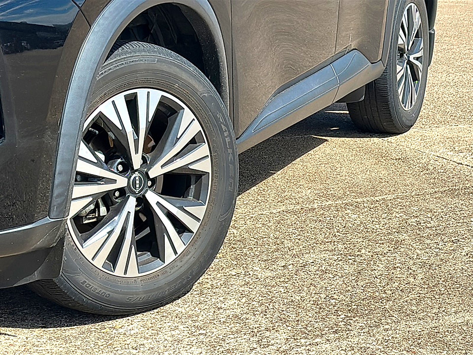 Used 2023 Nissan Rogue SV FWD image 3
