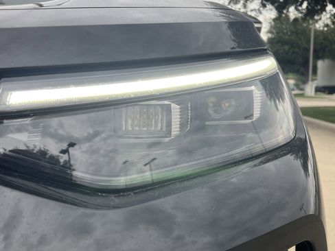 Used 2025 Volkswagen Tiguan SE w/ Panoramic Sunroof Package AWD/4WD image 6