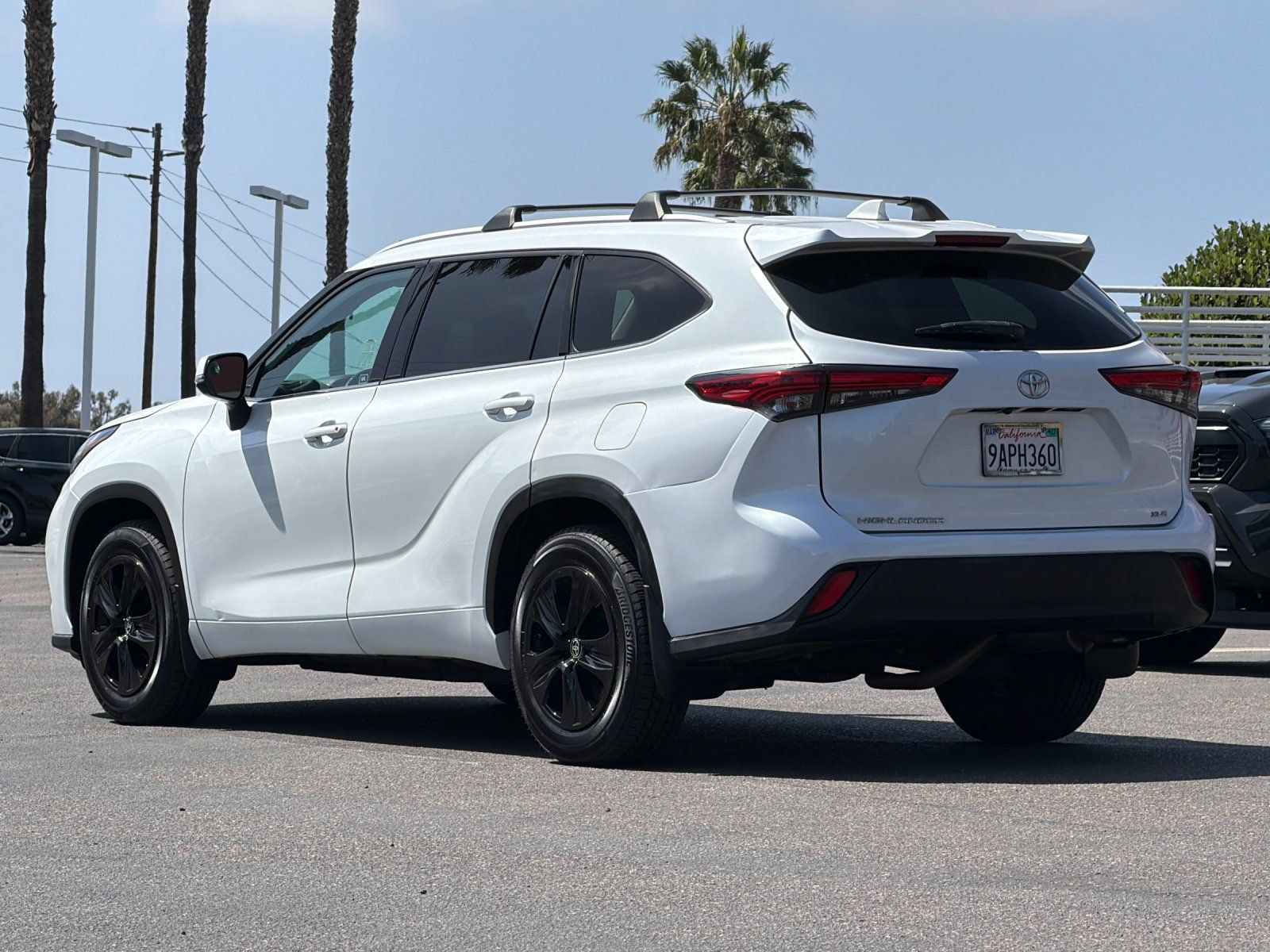 Used 2022 Toyota Highlander XLE FWD image 3