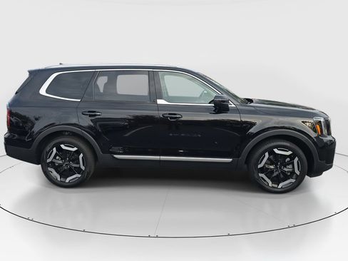 Used 2024 Kia Telluride EX w/ EX Captain's Chair Package image 4