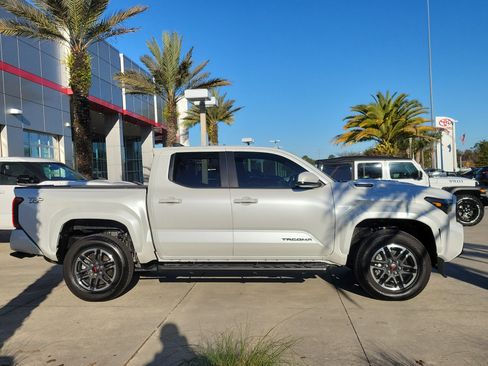 Used 2024 Toyota Tacoma TRD Off-Road image 7