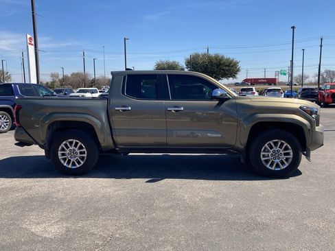 Used 2024 Toyota Tacoma Limited w/ Limited Package (LT) image 4