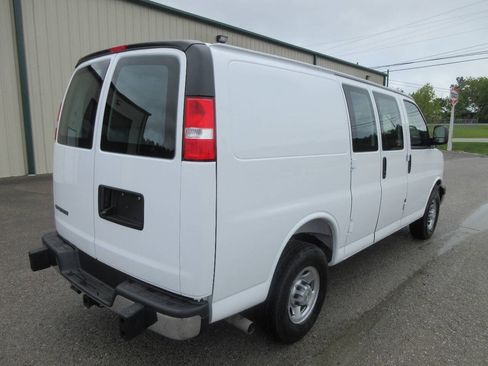 Used 2024 Chevrolet Express 3500 w/ Driver Convenience Package RWD image 7