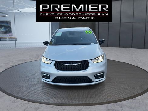 Used 2026 Chrysler Pacifica Select image 2