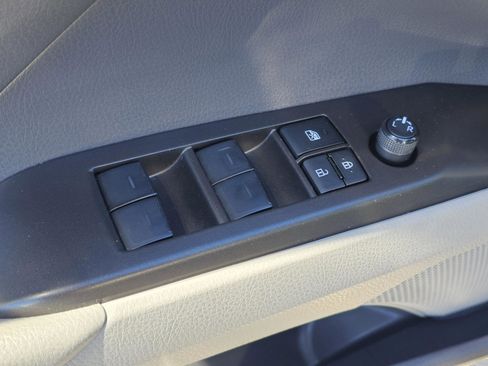 Used 2024 Toyota Camry SE image 14