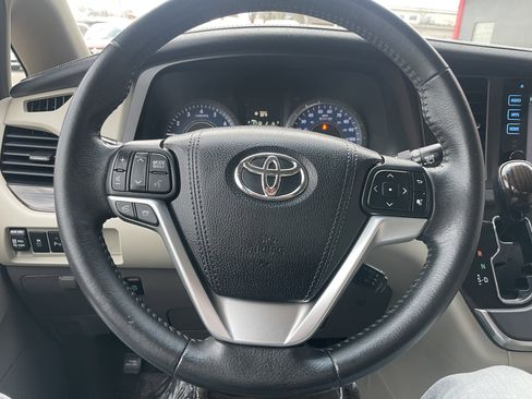 Used 2016 Toyota Sienna Limited image 15