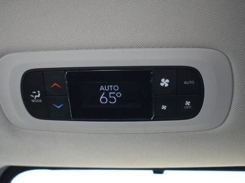 Used 2020 Chrysler Pacifica Touring-L FWD image 37