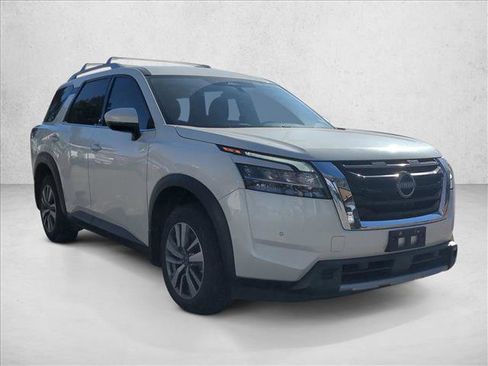 Used 2023 Nissan Pathfinder SL image 3