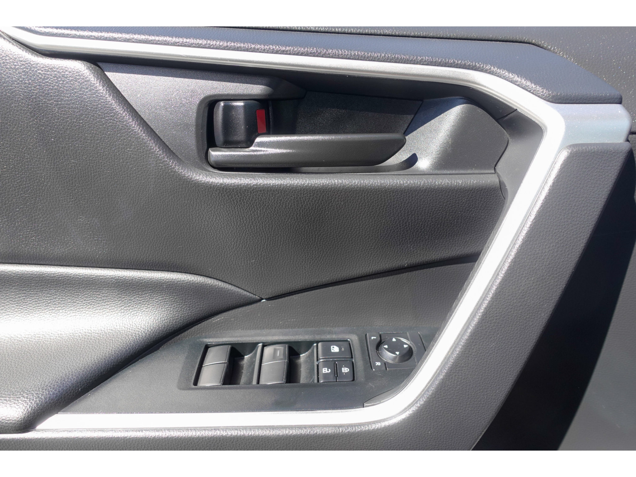 Used 2025 Toyota RAV4 LE AWD/4WD image 11