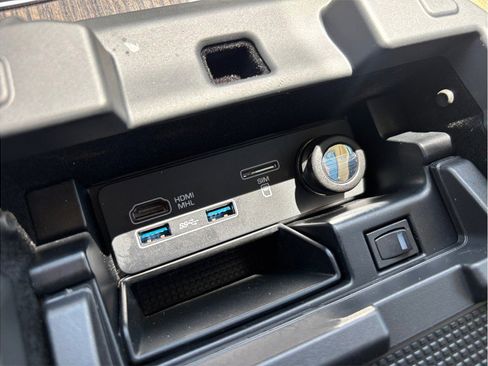 Used 2017 Land Rover Range Rover Sport HSE image 39