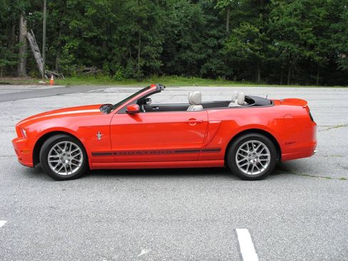 Used 2013 Ford Mustang Premium RWD image 10