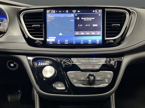 New 2026 Chrysler Pacifica Limited w/ Trailer Tow Group AWD/4WD image 9