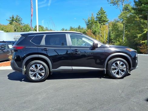 Used 2022 Nissan Rogue SV w/ SV Premium Package image 2