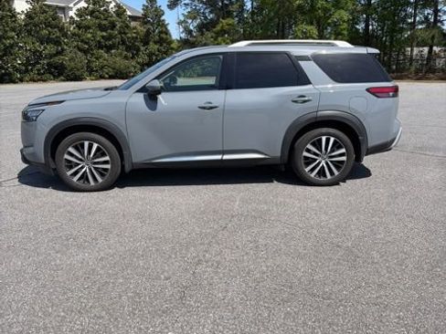 Used 2025 Nissan Pathfinder Platinum image 2
